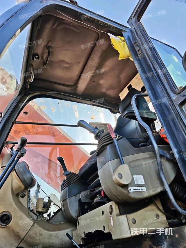 行走控制手柄和踏板?俯拍（駕駛室部分）