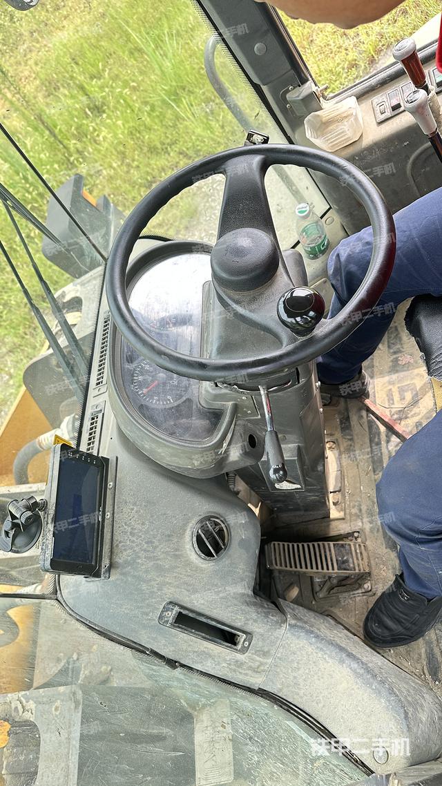 駕駛室操作臺(tái)(整機(jī)外觀及大件) 駕駛室操作臺(tái)(整機(jī)外觀及大件)