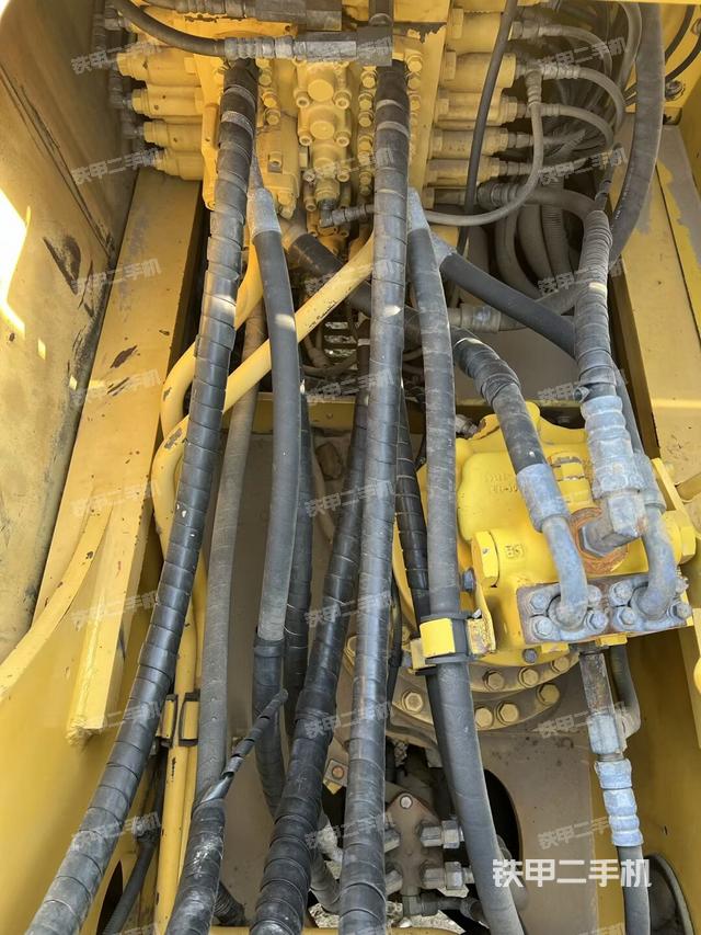 回轉(zhuǎn)馬達(dá)和主控閥（整機(jī)外觀）