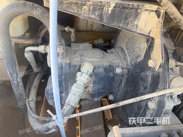 液壓泵艙室正面整體(整機外觀) 液壓泵艙室正面整體(整機外觀)