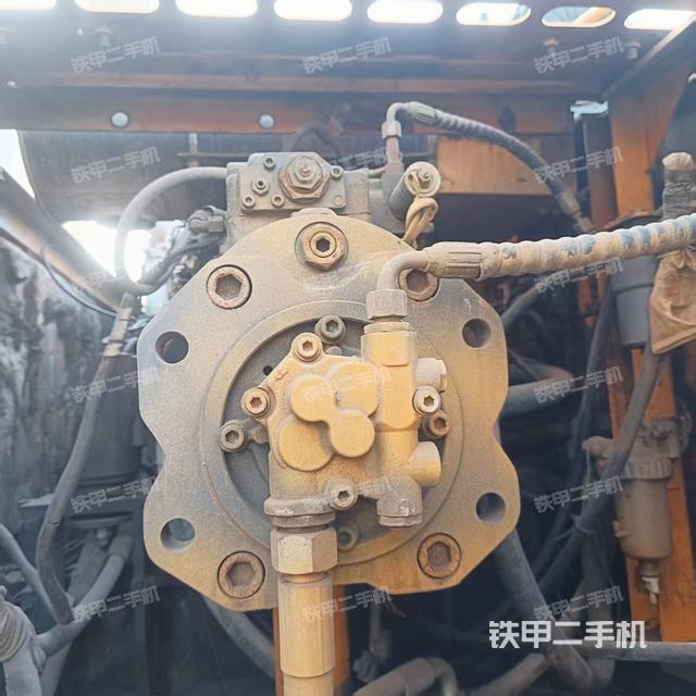 液压泵舱室正面整体（整机外观）