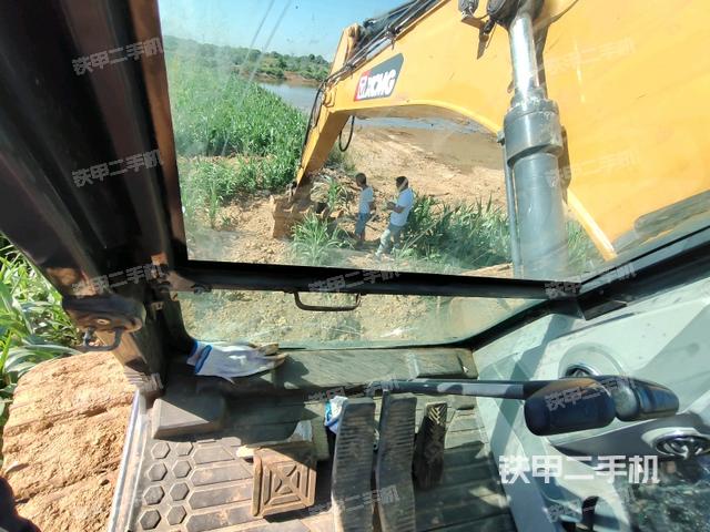 行走控制手柄和踏板 俯拍（驾驶室部分）