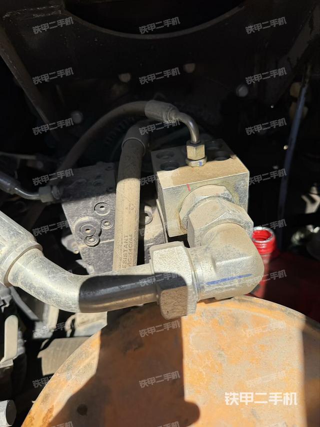 液壓泵艙室正面整體(整機(jī)外觀) 液壓泵艙室正面整體(整機(jī)外觀)