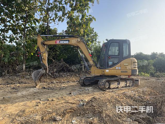 駕駛室頂部（整機外觀）