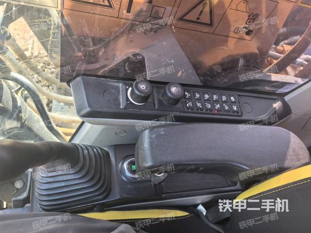 座椅右侧控制台/钥匙门/油门/含右手柄（驾驶室部分）