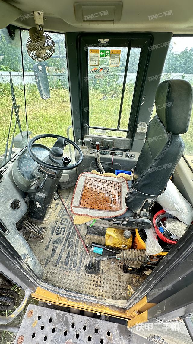 駕駛室工作臺(tái)(整機(jī)外觀及大件) 駕駛室工作臺(tái)(整機(jī)外觀及大件)