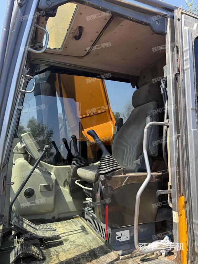 駕駛室整體（整機外觀）