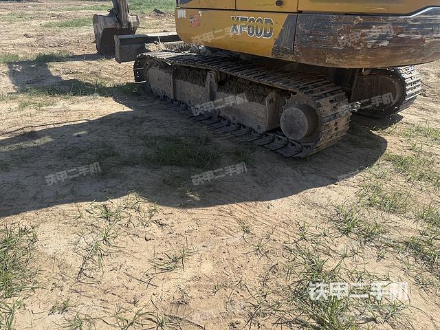 單側(cè)履帶整體(整機外觀) 單側(cè)履帶整體(整機外觀)