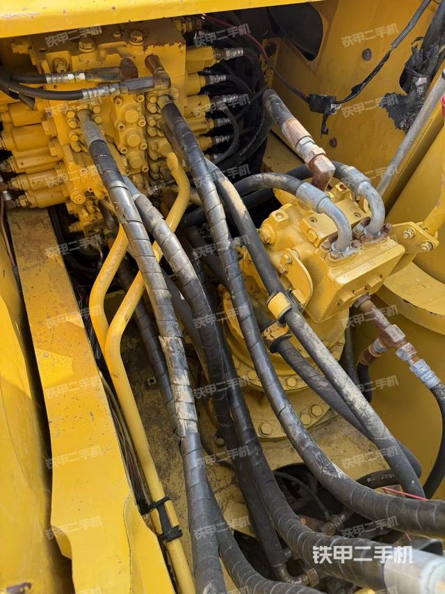 回转马达和主控阀（整机外观）