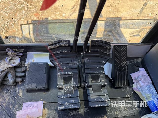 駕駛室整體(整機(jī)外觀) 駕駛室整體(整機(jī)外觀)