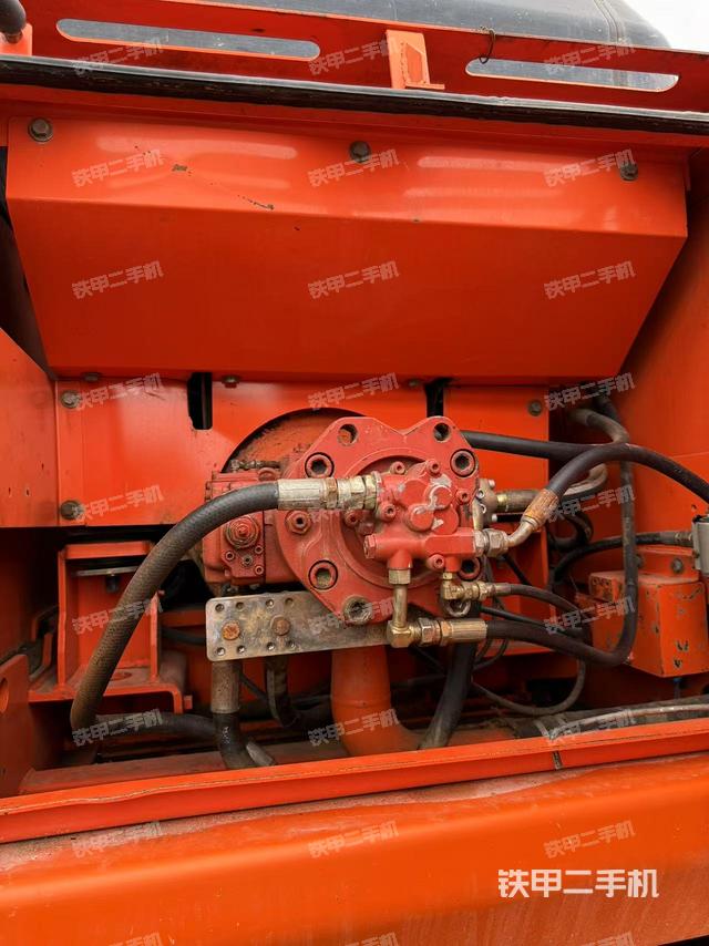 液压泵舱室正面整体（整机外观）