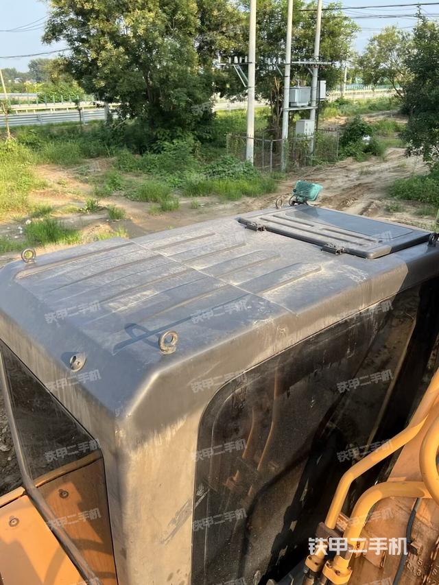 駕駛室頂部(整機(jī)外觀) 駕駛室頂部(整機(jī)外觀)