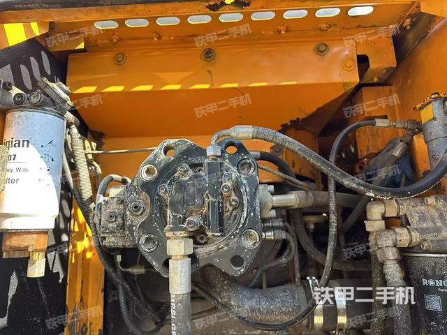 液壓泵艙室正面整體（整機外觀）