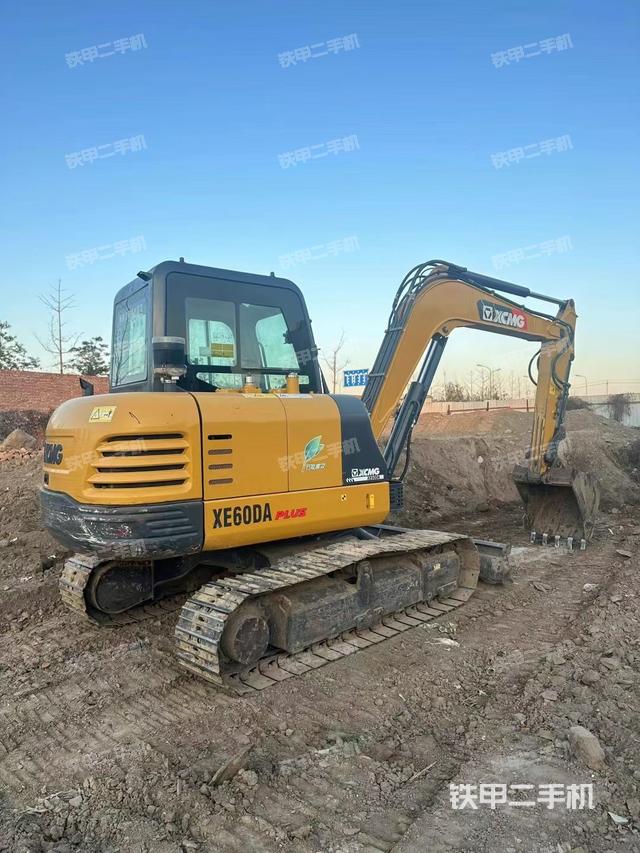 液壓泵艙室正面整體（整機外觀）