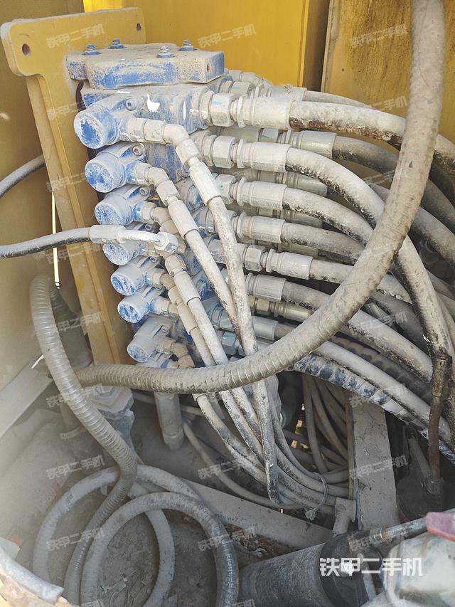 回轉(zhuǎn)馬達(dá)和主控閥(整機(jī)外觀) 回轉(zhuǎn)馬達(dá)和主控閥(整機(jī)外觀)