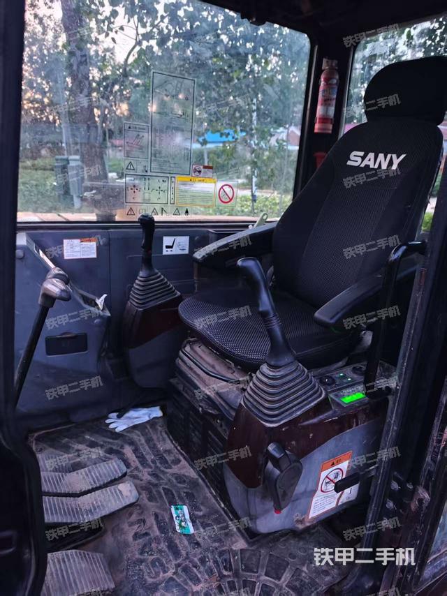 駕駛室整體（整機外觀）