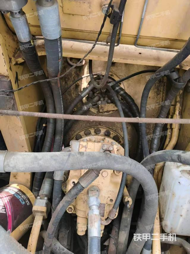 回轉(zhuǎn)馬達和主控閥(整機外觀) 回轉(zhuǎn)馬達和主控閥(整機外觀)