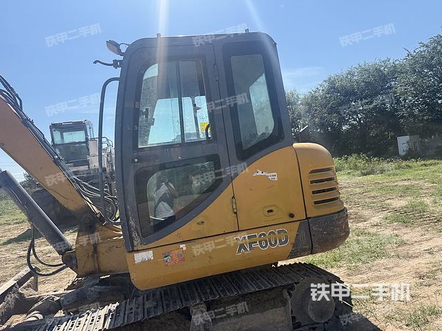 駕駛室整體(整機外觀) 駕駛室整體(整機外觀)