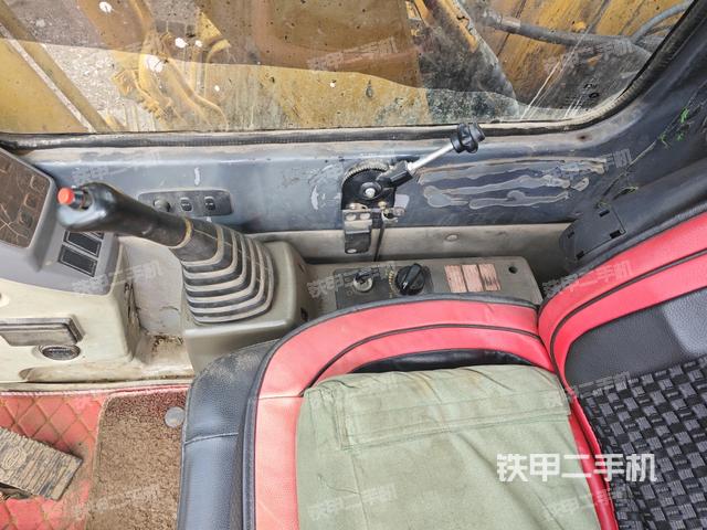 座椅右侧控制台/钥匙门/油门/含右手柄（驾驶室部分）