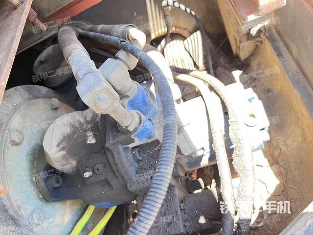 液压泵舱室正面整体（整机外观）