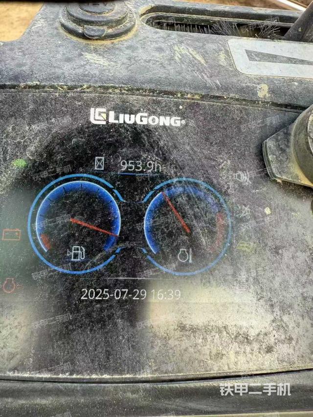 液压泵舱室正面整体（整机外观）