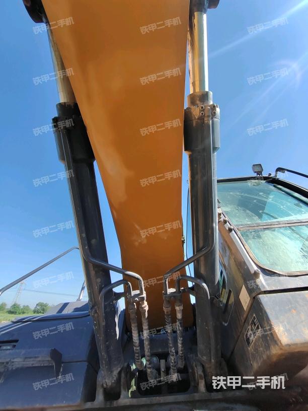 大臂油缸整体 竖拍（工作和回转装置）