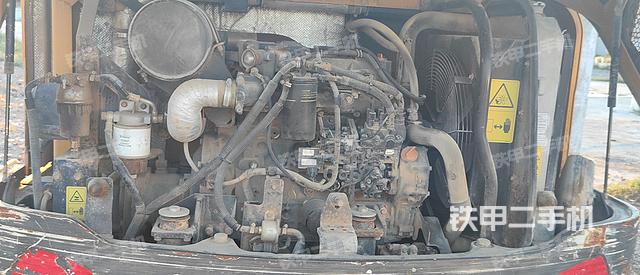液壓泵艙室正面整體(整機(jī)外觀) 液壓泵艙室正面整體(整機(jī)外觀)