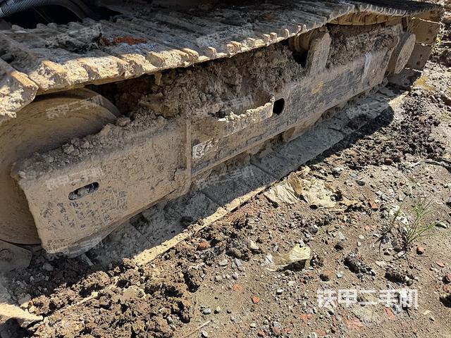 單側(cè)履帶整體(整機(jī)外觀) 單側(cè)履帶整體(整機(jī)外觀)