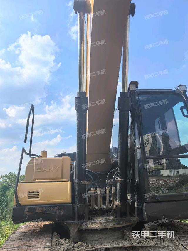 大臂油缸整体 竖拍（工作和回转装置）