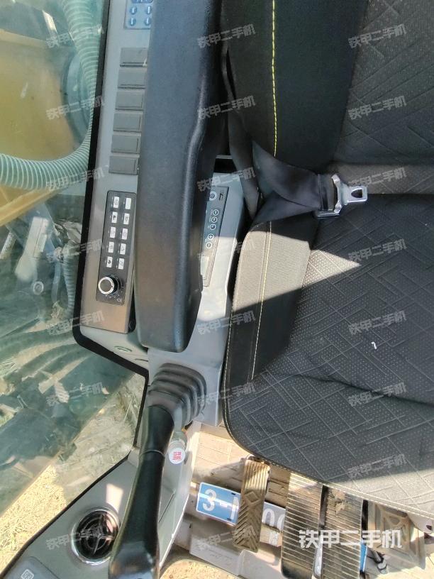 座椅右側(cè)控制臺/鑰匙門/油門/含右手柄（駕駛室部分）