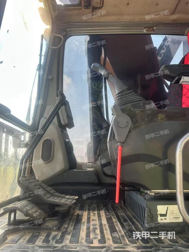 驾驶室整体(整机外观) 驾驶室整体(整机外观)