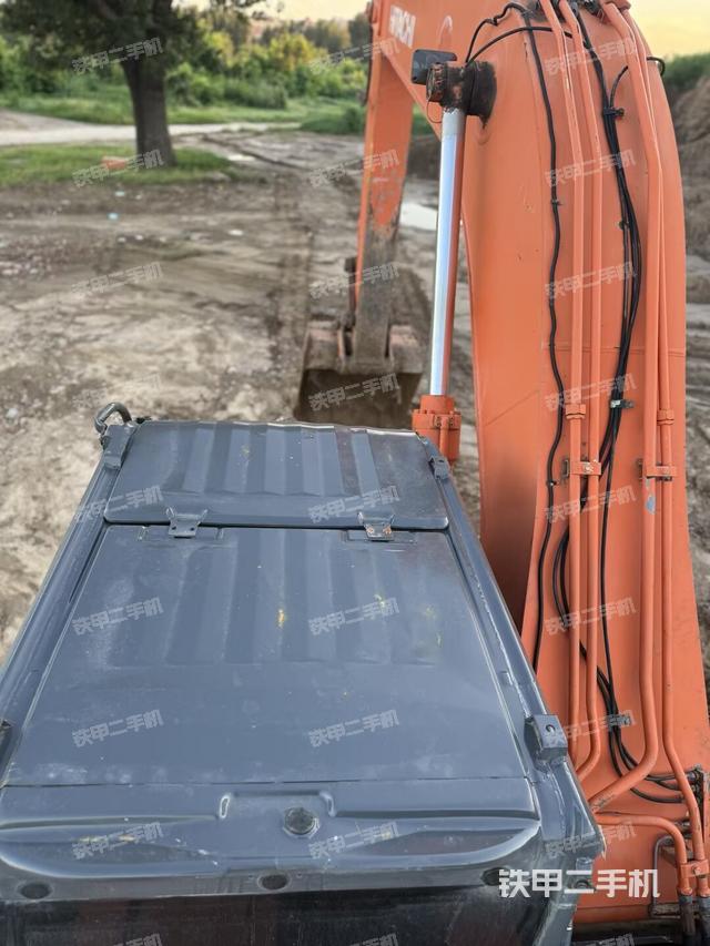 駕駛室頂部（整機外觀）