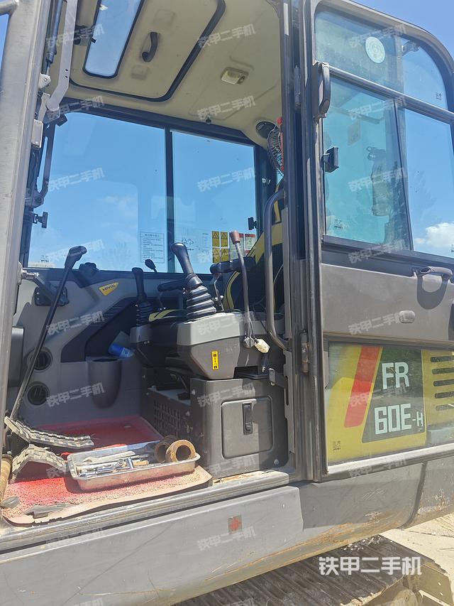 駕駛室整體(整機(jī)外觀) 駕駛室整體(整機(jī)外觀)