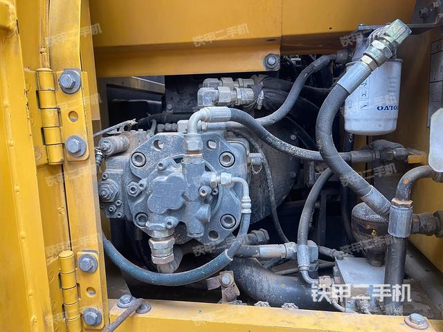 液压泵舱室正面整体（整机外观）