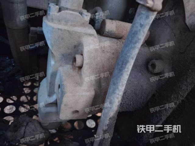 液壓泵艙室正面整體（整機外觀）