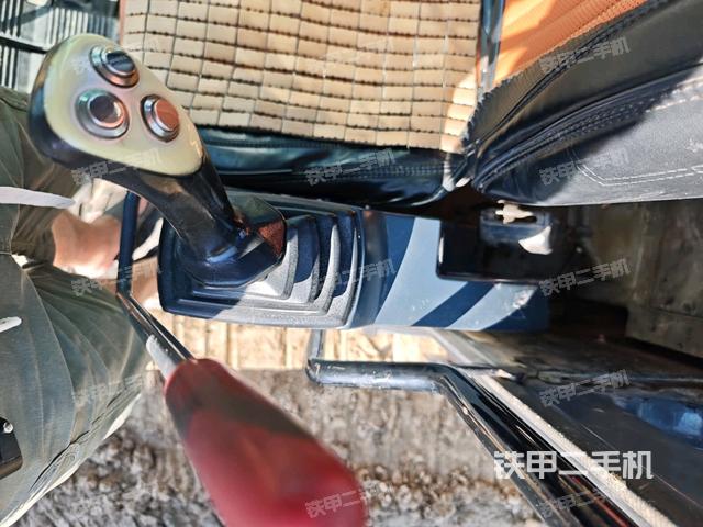 行走控制手柄和踏板 俯拍（驾驶室部分）