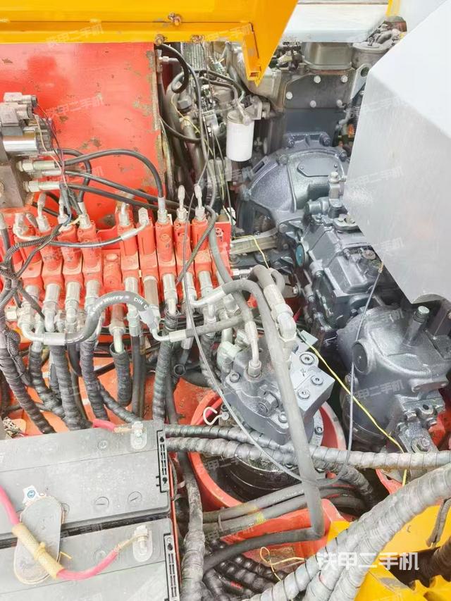 液壓泵艙室正面整體(整機外觀) 液壓泵艙室正面整體(整機外觀)