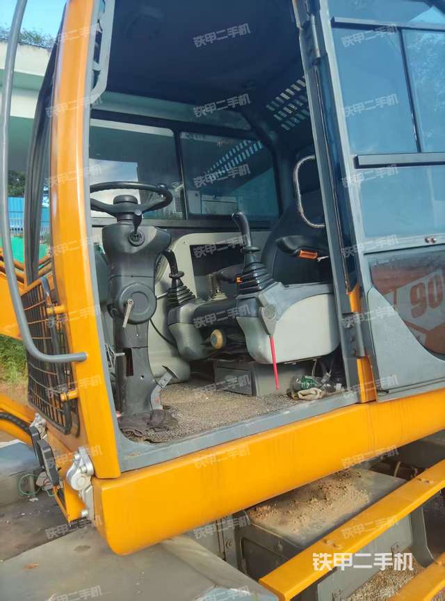 駕駛室整體(整機外觀) 駕駛室整體(整機外觀)