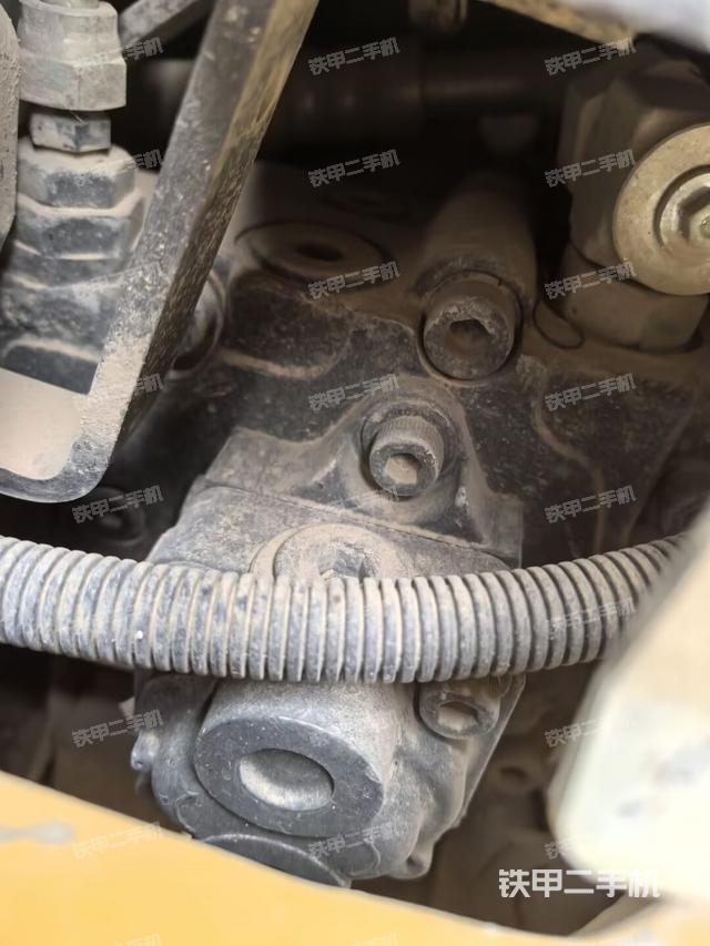 液压泵舱室正面整体（整机外观）