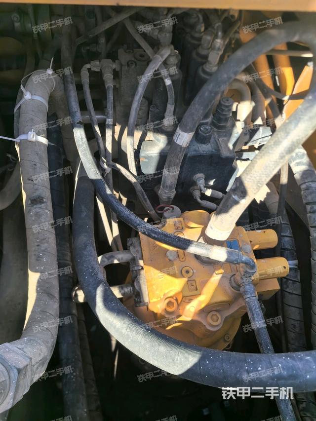 回轉(zhuǎn)馬達(dá)和主控閥（整機(jī)外觀）