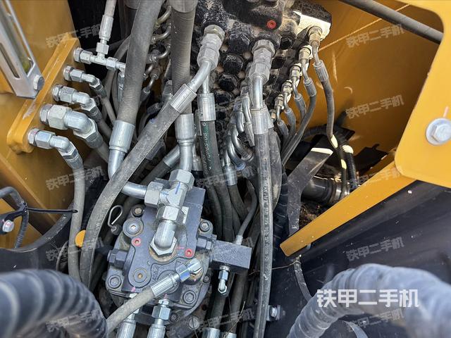 回轉(zhuǎn)馬達(dá)和主控閥(整機(jī)外觀) 回轉(zhuǎn)馬達(dá)和主控閥(整機(jī)外觀)