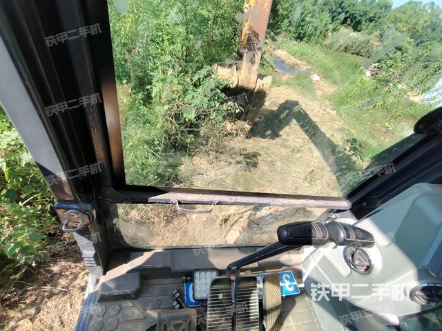 行走控制手柄和踏板?俯拍（駕駛室部分）