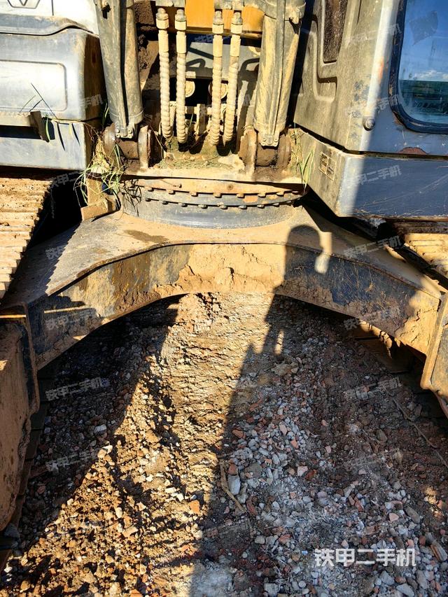 轉(zhuǎn)盤和下車架正前（工作和回轉(zhuǎn)裝置）