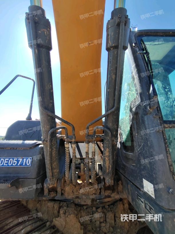 大臂油缸整体 竖拍（工作和回转装置）