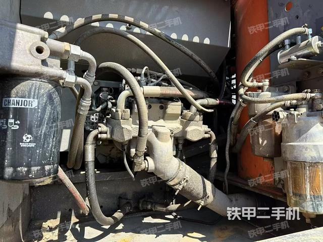 液壓泵艙室正面整體（整機外觀）