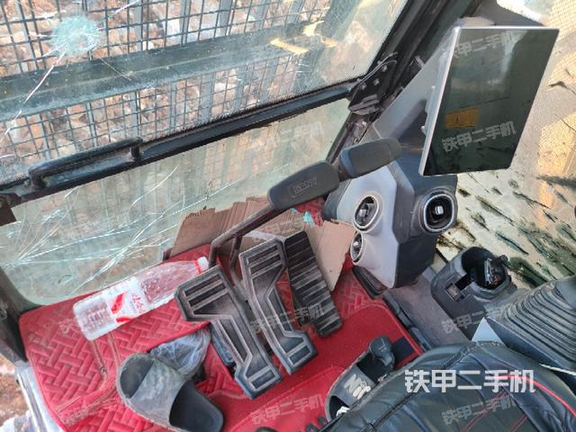 行走控制手柄和踏板?俯拍（駕駛室部分）