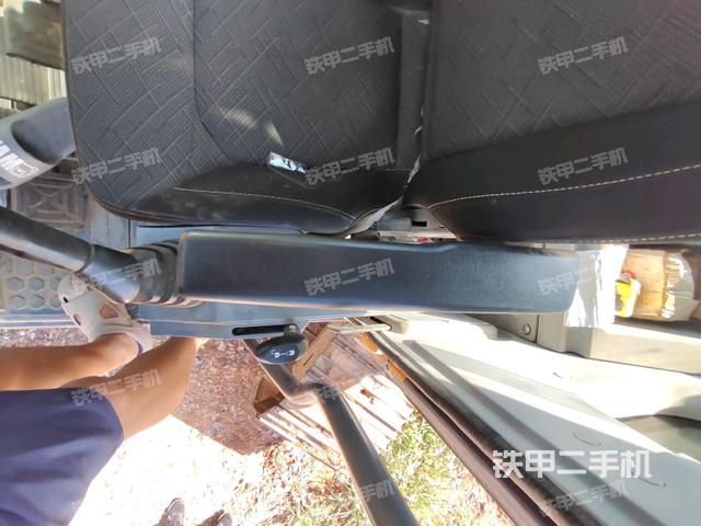 座椅右侧控制台/钥匙门/油门/含右手柄（驾驶室部分）