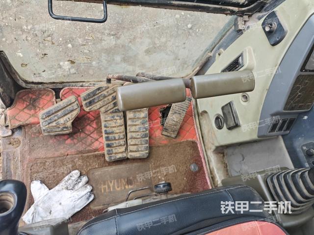 行走控制手柄和踏板 俯拍（驾驶室部分）