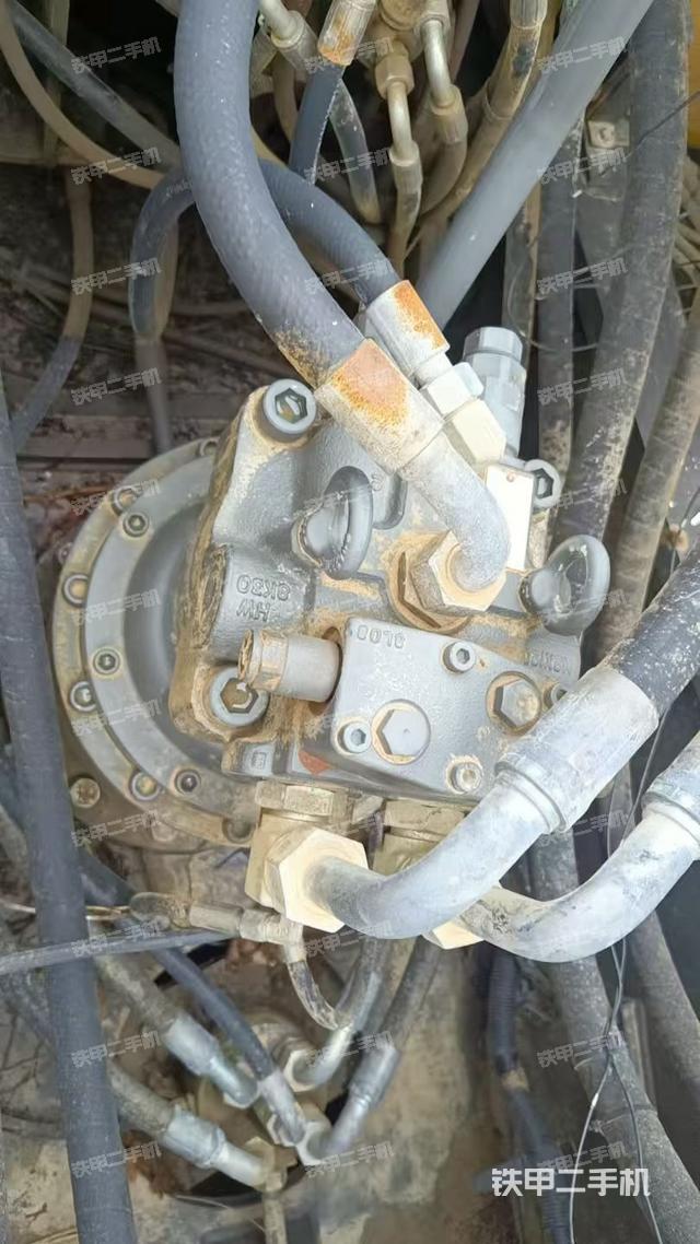 回轉(zhuǎn)馬達(dá)和主控閥（整機(jī)外觀）