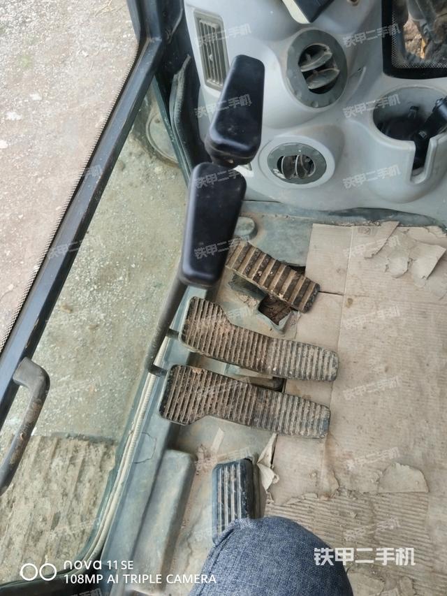 行走控制手柄和踏板 俯拍（驾驶室部分）